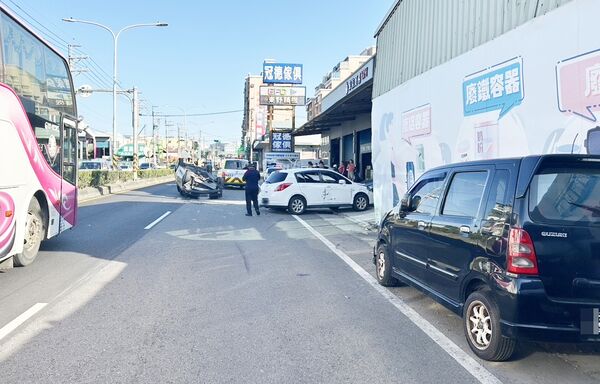 ▲桃園市許姓男子昨天下午開車行經中壢區中園路時失控先撞擊路旁黑色休旅車後再波及另2輛自小客車後翻覆。（圖／中壢警方提供）