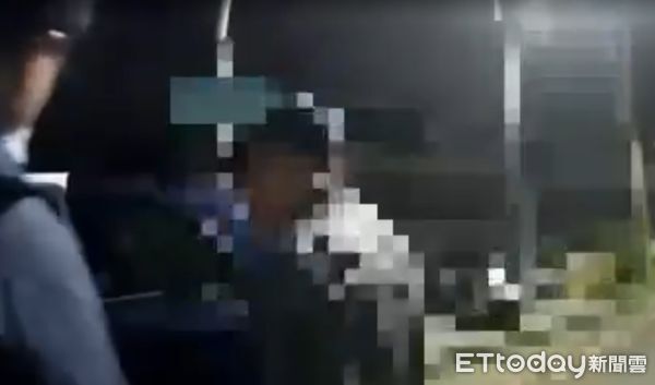 ▲台南市智慧停車柱連續遭砸毀，警方啟動「鷹眼追緝」行動成功拘提劉姓嫌犯到案。（記者林東良翻攝，下同）