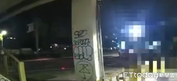 ▲台南市智慧停車柱連續遭砸毀，警方啟動「鷹眼追緝」行動成功拘提劉姓嫌犯到案。（記者林東良翻攝，下同）