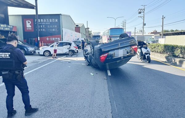 ▲桃園市許姓男子昨天下午開車行經中壢區中園路時失控先撞擊路旁黑色休旅車後再波及另2輛自小客車後翻覆，員警到場處理。（圖／中壢警方提供）