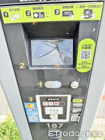 ▲台南市智慧停車柱連續遭砸毀，警方啟動「鷹眼追緝」行動成功拘提劉姓嫌犯到案。（記者林東良翻攝，下同）