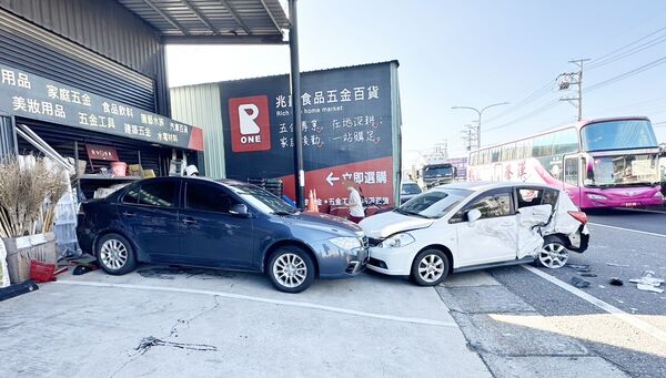 ▲桃園市中壢區中園路昨天下午發生事故，2輛自小客車被波及受損嚴重。（圖／中壢警方提供）