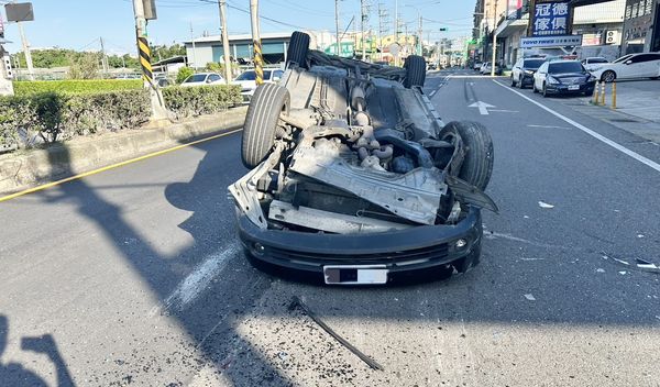 ▲桃園市許姓男子昨天下午開車行經中壢區中園路時失控先撞擊路旁黑色休旅車後再波及另2輛自小客車後翻覆。（圖／中壢警方提供）