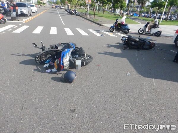 ▲▼一名男機車騎士行經翠亨北路與鎮中路口路口時，未依規定進行兩段式左轉，導致另一名直行的女騎士撞上，兩名騎士都受傷。（圖／記者吳世龍翻攝）