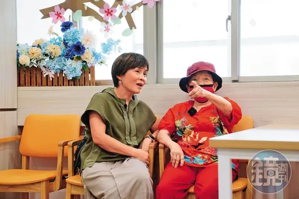 呂昭慧（左）不斷問著媽媽（右）自己是誰，但失智4年的媽媽卻已不認得她，只是笑而不答。