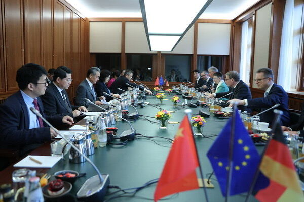 ▲▼  2025年7月3日，中共中央政治局委員、外交部長王毅在同德國外長瓦德富爾共同會見記者、中德第八輪戰略談話。（圖／翻攝 中國外交部官網）