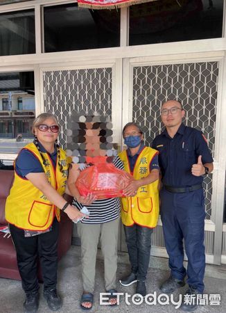 ▲東港警分局員警結合志工隊助弱勢。（圖／記者陳崑福翻攝）