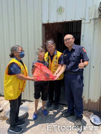 ▲東港警分局員警結合志工隊助弱勢。（圖／記者陳崑福翻攝）