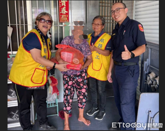 ▲東港警分局員警結合志工隊助弱勢。（圖／記者陳崑福翻攝）