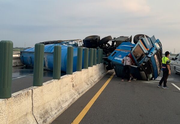 ▲西濱彰化大城鄉路段油罐車驚悚追撞小貨車。（圖／民眾提供）
