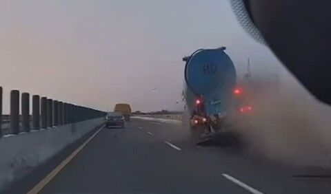 ▲西濱彰化大城鄉路段油罐車驚悚追撞小貨車。（圖／民眾提供）