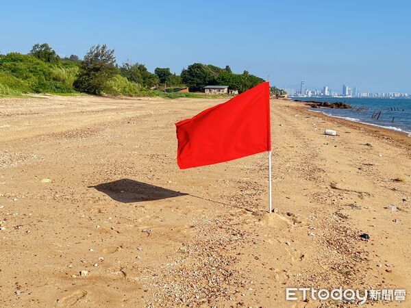 ▲▼ 網友在臉書社團發文「金門大橋烈嶼端海灘上被插了五星旗」，後經證實僅是國軍訓練用的標示旗            。（圖／臉書「靠北金門」、記者林名揚翻攝）