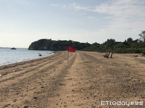 ▲▼ 網友在臉書社團發文「金門大橋烈嶼端海灘上被插了五星旗」，後經證實僅是國軍訓練用的標示旗            。（圖／臉書「靠北金門」、記者林名揚翻攝）