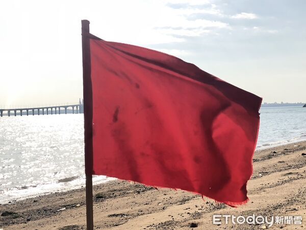 ▲▼ 網友在臉書社團發文「金門大橋烈嶼端海灘上被插了五星旗」，後經證實僅是國軍訓練用的標示旗            。（圖／臉書「靠北金門」、記者林名揚翻攝）