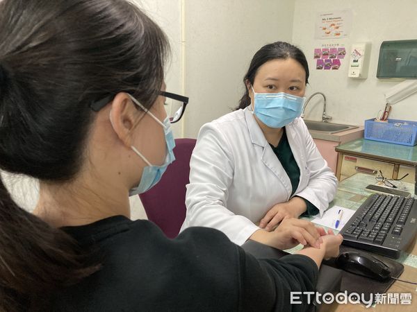 ▲中醫科賴卉蓮醫師看診。（圖／衛福部南投醫院提供）