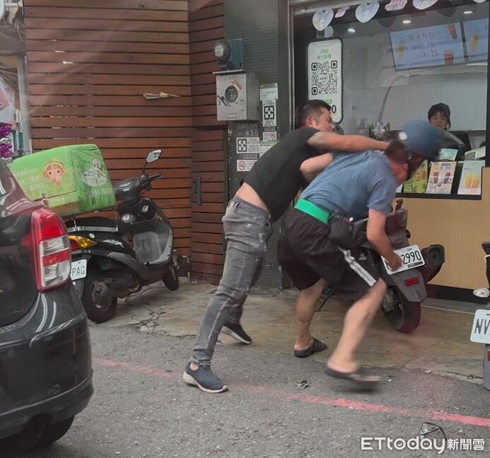 嘉義行車糾紛變街頭互毆！駕駛下車脫衣狂揍　騎士滿臉血報警