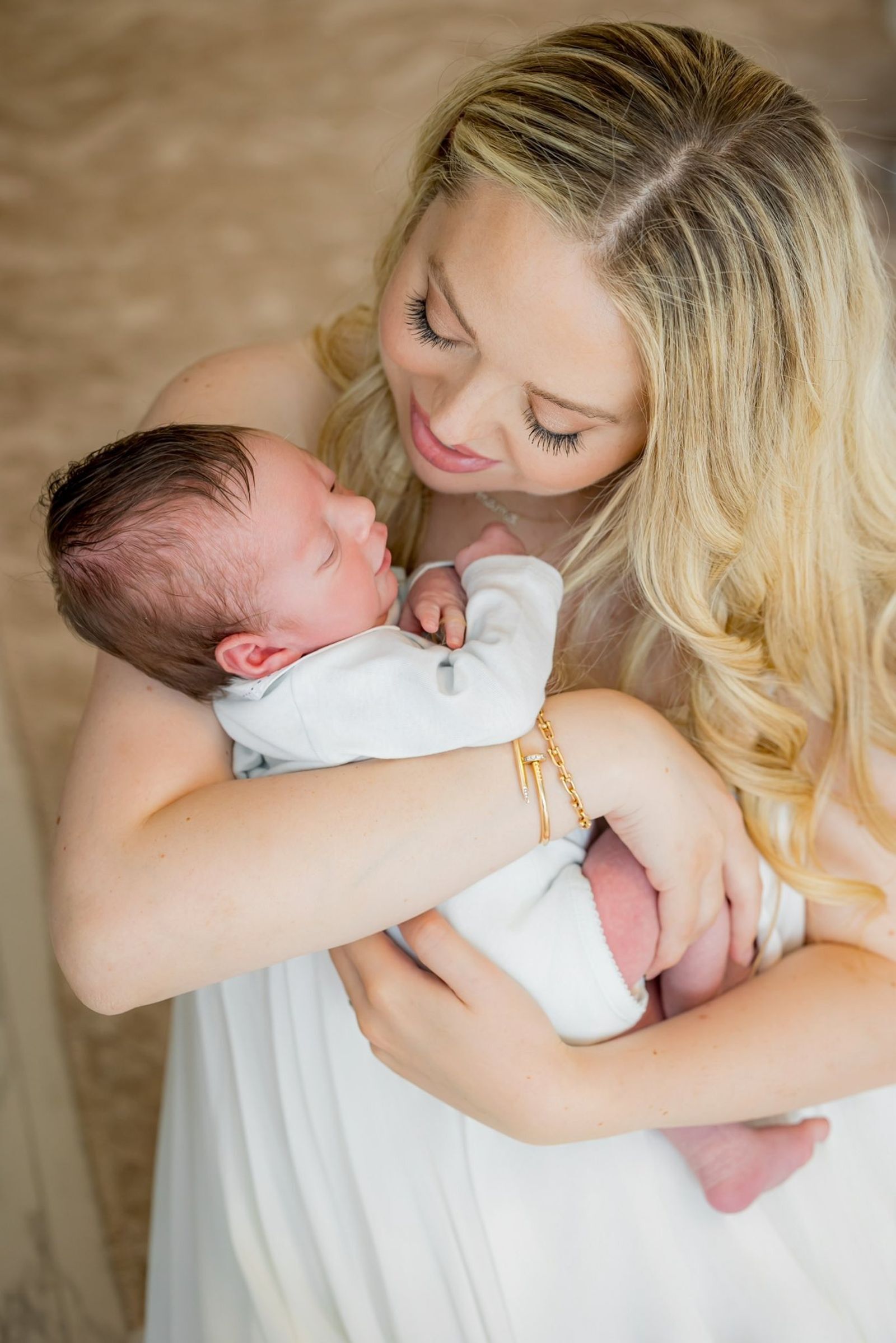 蒂芬妮抱著2個月大的兒子。（翻攝tiffanytrump IG）