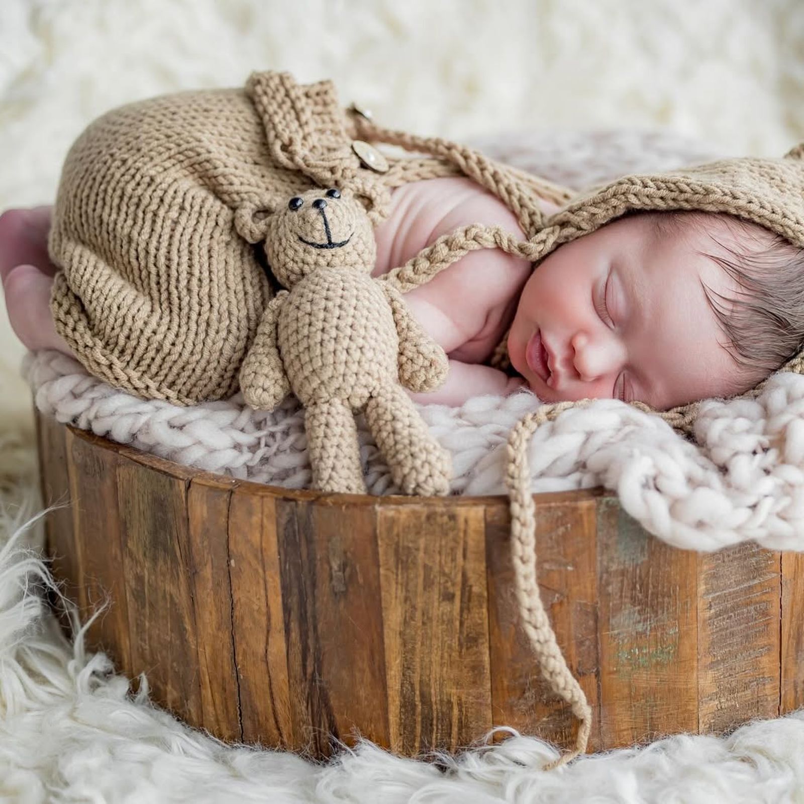 小亞歷山大穿泰迪熊裝，被放在木籃裡。（翻攝tiffanytrump IG）