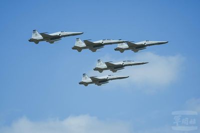 RF-5E型機除役典禮　5機編隊飛行完成最後任務