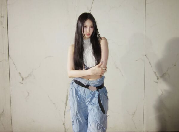 ▲她是「新世界百货孙女」 韩网赞爆：家教好。 （图/翻摄自ALLDAY PROJECT IG）