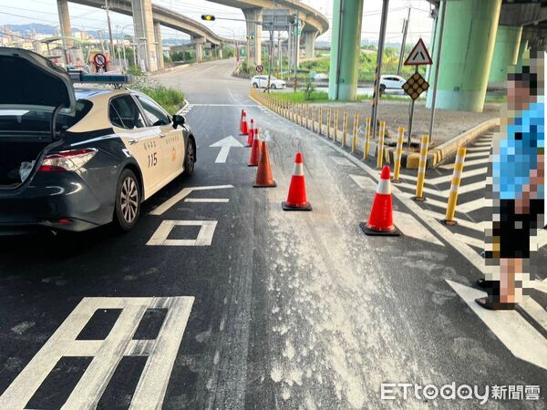 ▲苗栗縣三義鄉伯公坑長下坡路段，昨傍晚發生砂石車污泥外洩害2機車摔倒事故。（圖／記者楊永盛翻攝）