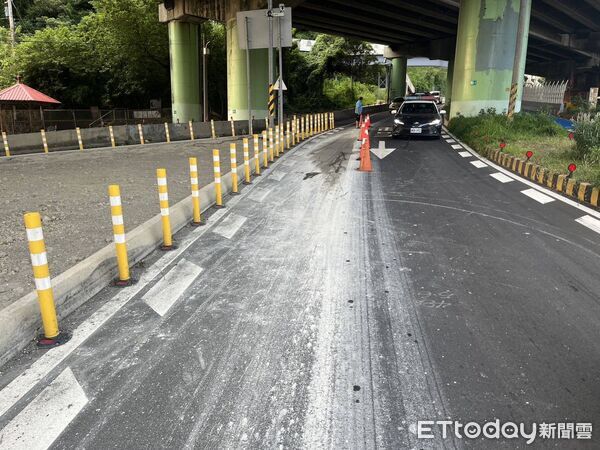 ▲苗栗縣三義鄉伯公坑長下坡路段，昨傍晚發生砂石車污泥外洩害2機車摔倒事故。（圖／記者楊永盛翻攝）