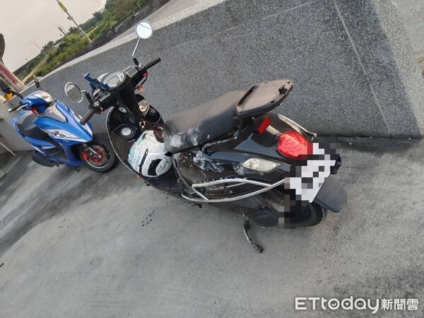 ▲苗栗縣三義鄉伯公坑長下坡路段，昨傍晚發生砂石車污泥外洩害2機車摔倒事故。（圖／記者楊永盛翻攝）