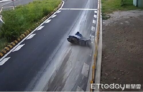 ▲苗栗縣三義鄉伯公坑長下坡路段，昨傍晚發生砂石車污泥外洩害2機車摔倒事故。（圖／記者楊永盛翻攝）