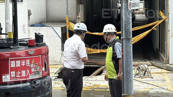 ▲大同醫院的機車停車場入口，驚見天坑，目前工務局已趕往處理            。（圖／記者吳世龍攝）