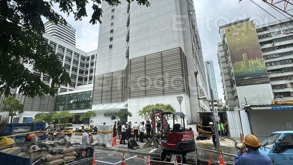 ▲大同醫院的機車停車場入口，驚見天坑，目前工務局已趕往處理            。（圖／記者吳世龍攝）