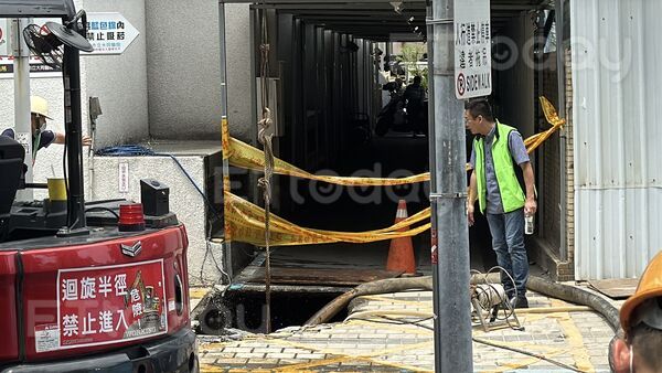 ▲大同醫院的機車停車場入口，驚見天坑，目前工務局已趕往處理            。（圖／記者吳世龍攝）