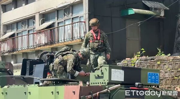 ▲雲豹裝甲車路中拋錨，佔用一線道搶修。（圖／記者郭世賢翻攝）