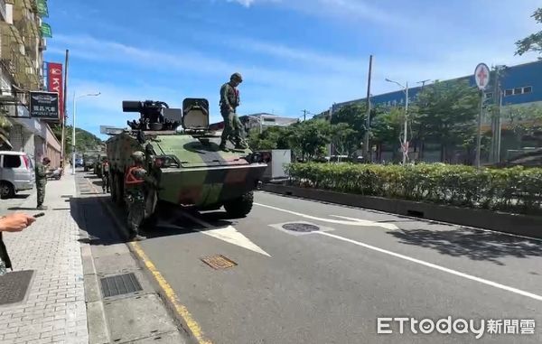 ▲雲豹裝甲車路中拋錨，佔用一線道搶修。（圖／記者郭世賢翻攝）