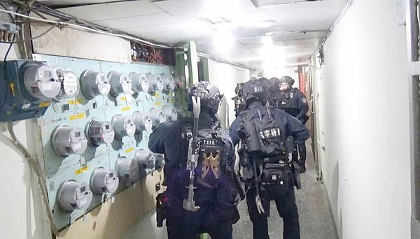 ▲桃園警分局6月24日報請桃園地檢署檢察官指揮偵辦，由市警局保安大隊特勤人員全副武裝在桃園市某處大樓內攻堅販毒集團。（圖／桃園警分局提供）