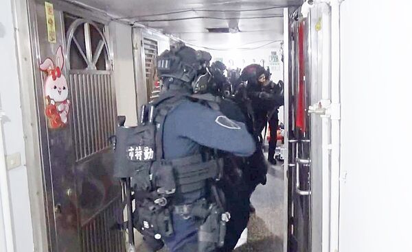 ▲桃園警分局與市警局保安大隊特勤人員全副武裝在桃園市某處大樓內準備攻堅。（圖／桃園警分局提供）