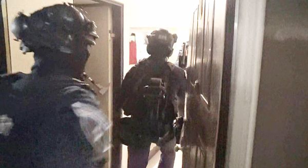 ▲桃園警分局與市警局保安大隊特勤人員全副武裝在桃園市某大樓內針對販毒集團據點攻堅。（圖／桃園警分局提供）