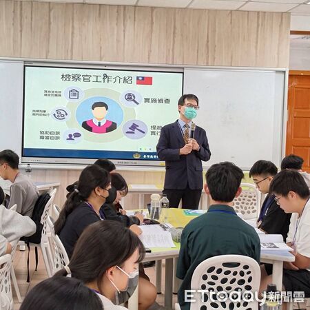 ▲▼     嘉義地檢署檢察官攜手青少年齊聲反詐騙 青春不設限  。（圖／嘉義地檢署提供）
