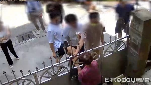 ▲白衣男子將阿嬤頂住，控制在牆壁             。（圖／民眾提供）