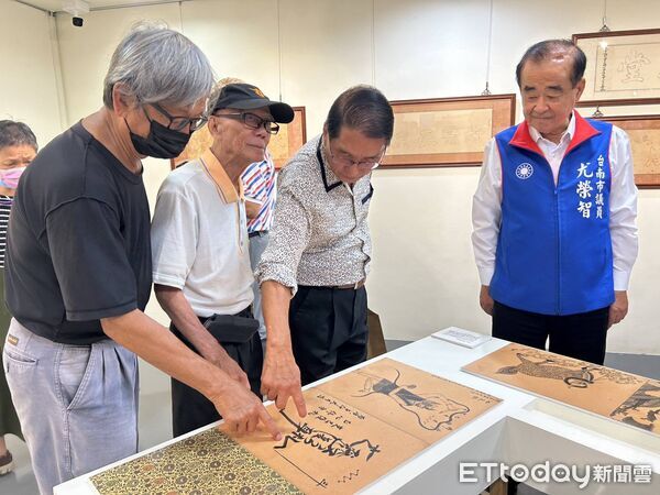 ▲《線之所向》玻璃畫特展於新營文化中心雅藝館登場，展出台南在地藝師珍貴創作與手稿。（記者林東良翻攝，下同）