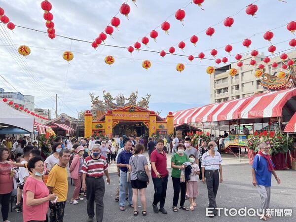 ▲台南安南區什二佃南天宮舉辦池王爺聖誕慶典，免費提供七星平安橋祈福儀式與平安壽麵，吸引民眾參與。（記者林東良翻攝，下同）