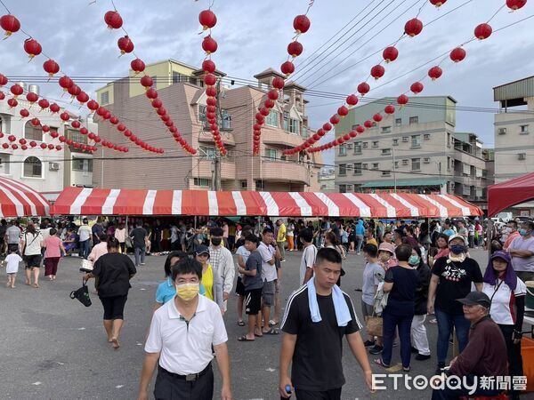 ▲台南安南區什二佃南天宮舉辦池王爺聖誕慶典，免費提供七星平安橋祈福儀式與平安壽麵，吸引民眾參與。（記者林東良翻攝，下同）