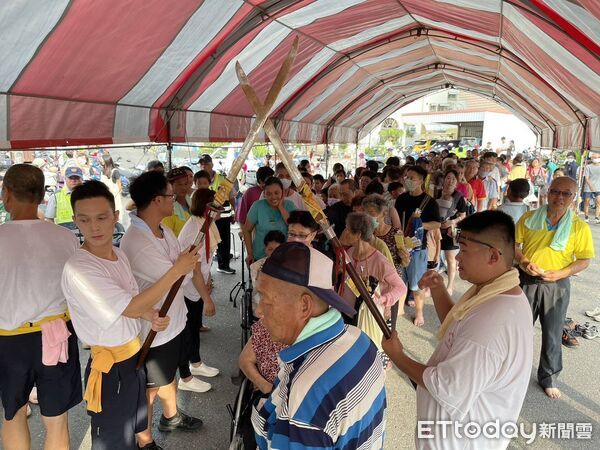 ▲台南安南區什二佃南天宮舉辦池王爺聖誕慶典，免費提供七星平安橋祈福儀式與平安壽麵，吸引民眾參與。（記者林東良翻攝，下同）