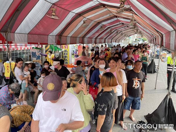 ▲台南安南區什二佃南天宮舉辦池王爺聖誕慶典，免費提供七星平安橋祈福儀式與平安壽麵，吸引民眾參與。（記者林東良翻攝，下同）