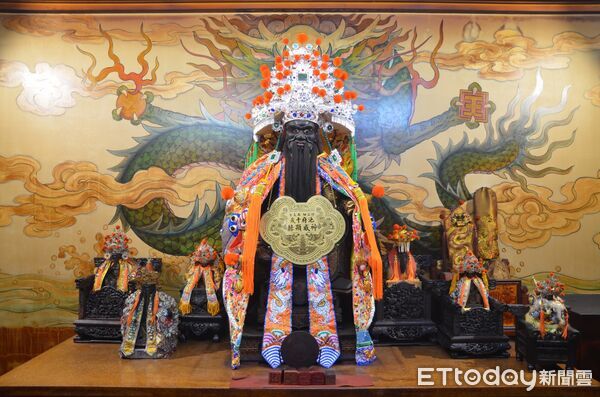 ▲台南安南區什二佃南天宮舉辦池王爺聖誕慶典，免費提供七星平安橋祈福儀式與平安壽麵，吸引民眾參與。（記者林東良翻攝，下同）