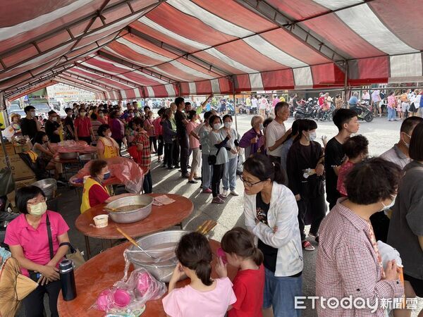 ▲台南安南區什二佃南天宮舉辦池王爺聖誕慶典，免費提供七星平安橋祈福儀式與平安壽麵，吸引民眾參與。（記者林東良翻攝，下同）