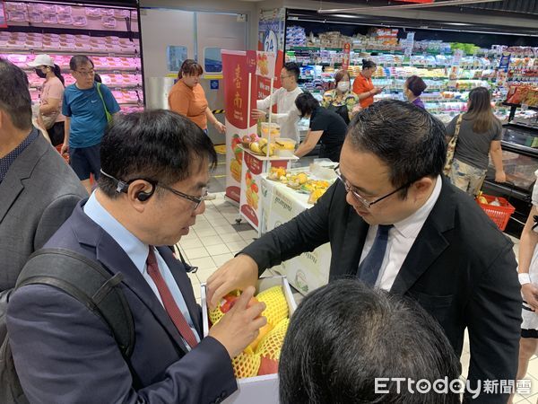 ▲台南芒果登上新加坡連鎖超市貨架，香氣撲鼻吸引眾多消費者搶購。（記者林東良翻攝，下同）