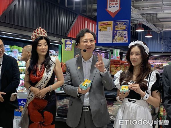 ▲台南芒果登上新加坡連鎖超市貨架，香氣撲鼻吸引眾多消費者搶購。（記者林東良翻攝，下同）