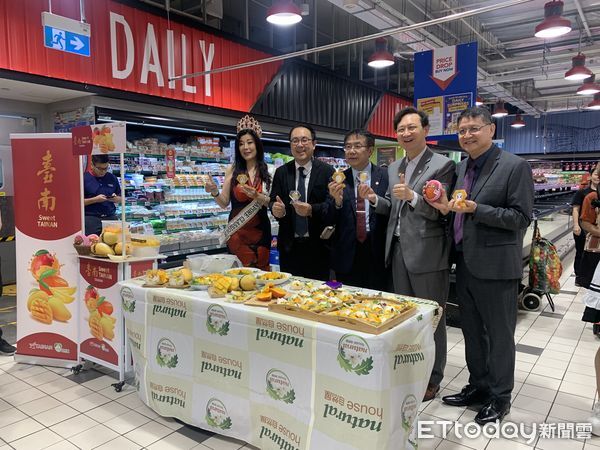 ▲台南芒果登上新加坡連鎖超市貨架，香氣撲鼻吸引眾多消費者搶購。（記者林東良翻攝，下同）