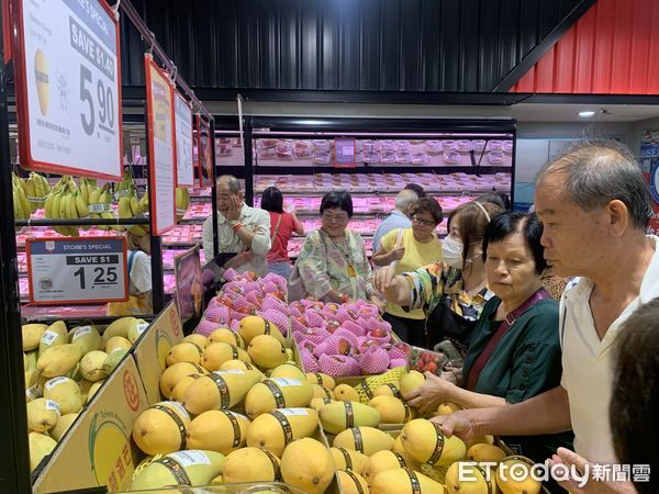 ▲台南芒果登上新加坡連鎖超市貨架，香氣撲鼻吸引眾多消費者搶購。（記者林東良翻攝，下同）