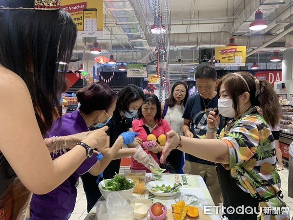 ▲台南芒果登上新加坡連鎖超市貨架，香氣撲鼻吸引眾多消費者搶購。（記者林東良翻攝，下同）